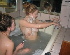 Dos lesbianas rasurandose el cono (14)