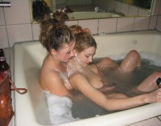 Dos lesbianas rasurandose el cono (22)