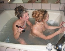 Dos lesbianas rasurandose el cono (32)