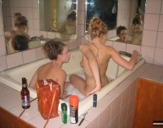 Dos lesbianas rasurandose el cono (33)