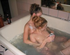 Dos lesbianas rasurandose el cono (36)