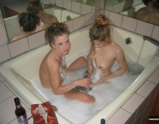 Dos lesbianas rasurandose el cono (58)