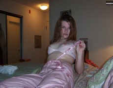 Esposa caliente se masturba por el culo (2)